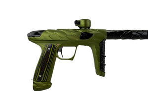 Adrenaline Luxe Idol - สี Dust Olive พร้อมแต่งขอบสีดำเงา - Adrenaline